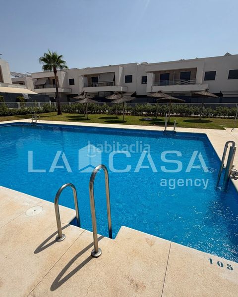 Foto 6d657baa-5459-4ef7-b834-9ca6fb5f2211. Casa adossada amb aparcament piscina a Entrenúcleos Dos Hermanas