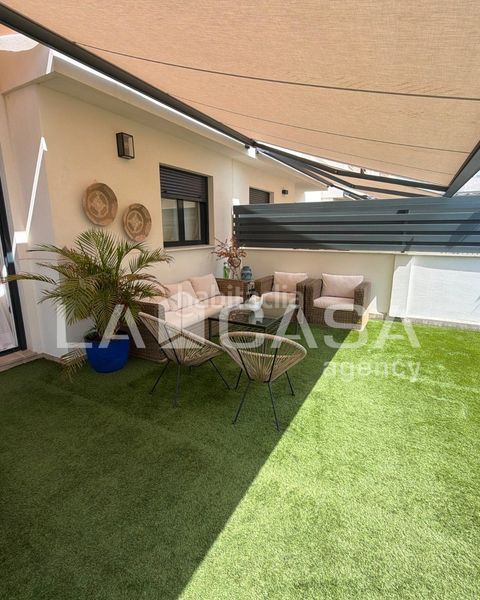 Foto 6f8cb407-7885-4111-90a9-31746634598e. Casa adossada amb aparcament piscina a Entrenúcleos Dos Hermanas