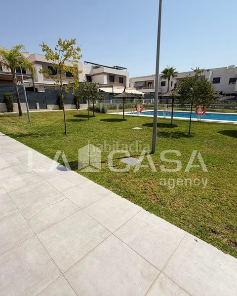 Foto 703c2cd1-e192-47ca-8ca7-f06cbb76ff96. Casa adossada amb aparcament piscina a Entrenúcleos Dos Hermanas