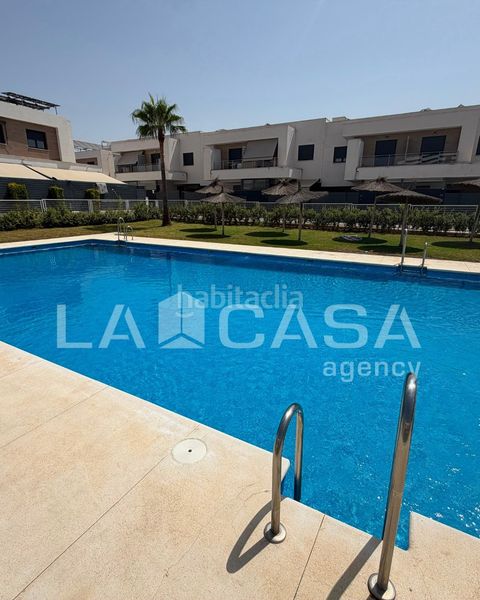 Foto 89d7d078-c286-4793-a942-81a874ab9646. Casa adossada amb aparcament piscina a Entrenúcleos Dos Hermanas