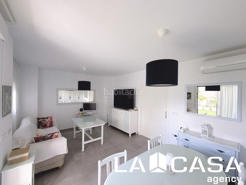 Foto f6cf2c57-a1d5-4057-b1f8-37f316ce0a1e. Casa adossada amb calefacció aparcament a Entrenúcleos Dos Hermanas