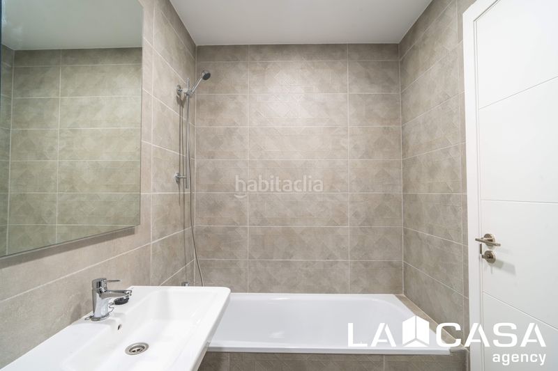 Foto b7a78c10-a2ef-4a5a-b646-a245f79b3bc5. Pis amb aparcament piscina a Entrenúcleos Dos Hermanas
