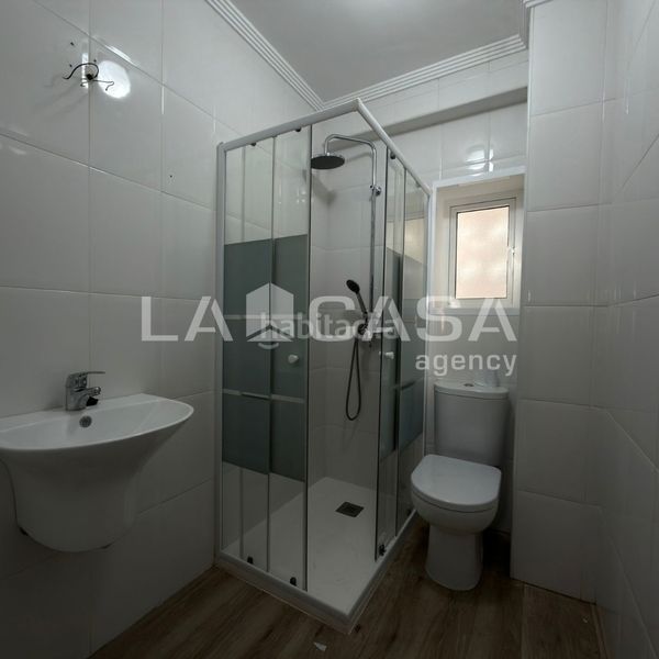 Foto c4573380-4f05-4cd7-9f37-84516fb2fb80. Pis a Cruz Roja Sevilla