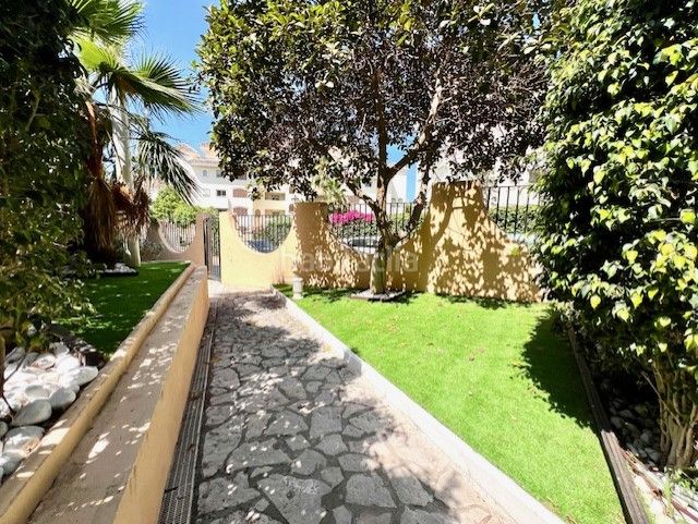 Foto fbc35820-cb8a-4db9-972d-932763a13ad6. Pis a calle oceano 6 a Romana Playa Marbella