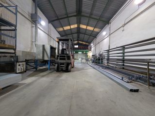 Bâtiment à usage industriel à Catarroja. Se vende nave industrial con actividad comercial