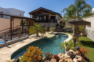 Xalet a La Conarda-Montesano. Exclusivo chalet con piscina y vivienda independiente en urbaniz