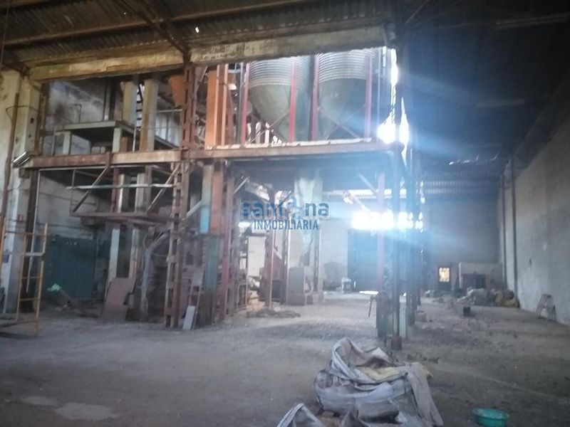 Foto ba9eb5d9-f84e-410d-b9c4-de18e642b335. Location bâtiment à usage industriel dans La Vega - La Sal León