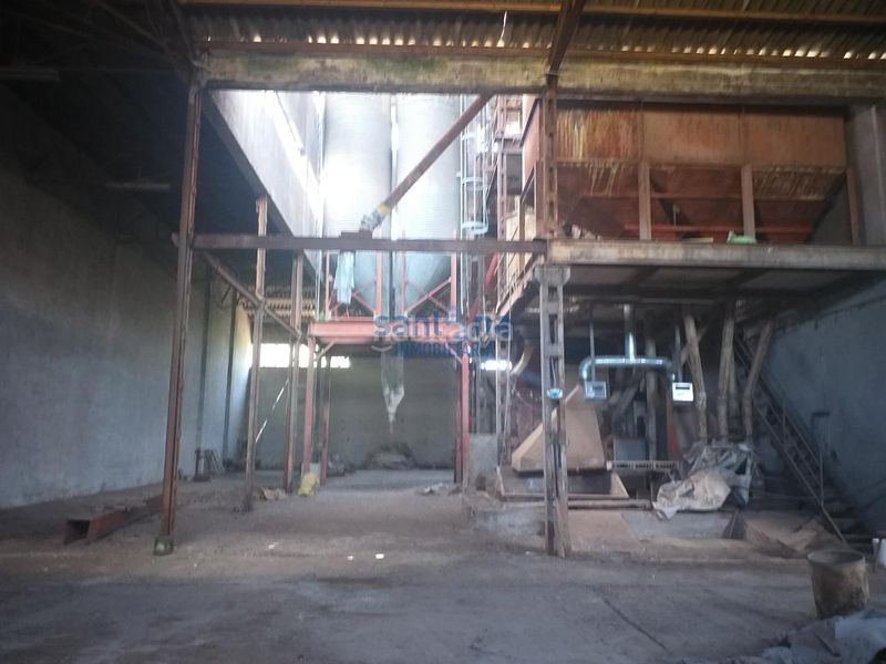 Foto f116d881-32f7-49db-a9dc-f3beaa34a425. Location bâtiment à usage industriel dans La Vega - La Sal León
