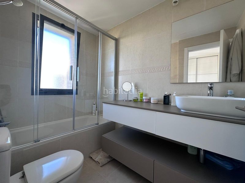 Foto 669649f7-54f7-4958-a405-36bc362eb362. Apartament amb aparcament piscina a Via Parque Benidorm