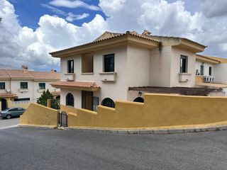 Reihenhaus in La Nucia Pueblo. Encantoso adosado independiente en una de las zonas con mayor pr