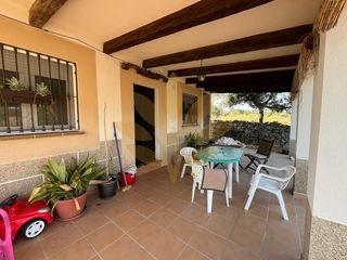 Casa en Arroyo de la Luz. Parcela con casa en arroyo de la luz