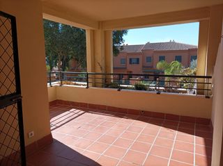 Pis a Vistahermosa. Piso en venta a pocos metros de la playa en el puerto de santa m