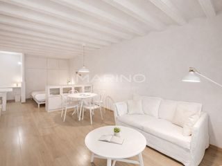 Estudi a St. Pere - Sta. Caterina - El Born. Estudio reformado con techos altos y balc�n en el born  listo pa
