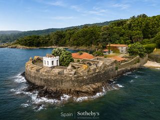 Country house  Parroquia de ameixenda. Castillo fortaleza siglo xviii en la costa da morte a coruña