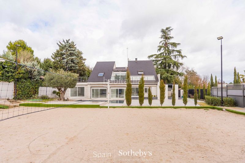 Foto f2843ab6-28dd-4d47-8456-0c900996bda3. Casa villa de 6 dormitorios , madrid en urbanización La Moraleja La Moraleja