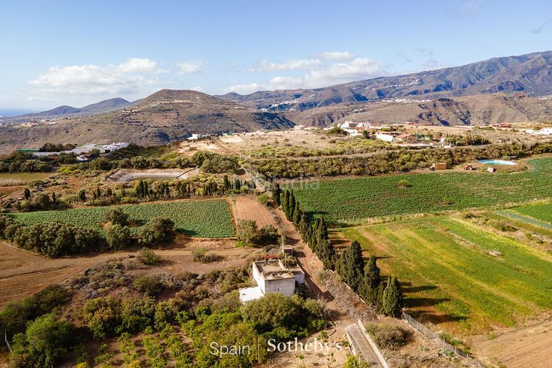 Foto 35c046fd-cfde-47eb-8616-ec2358de3f0b. Terreno residencial en carretera de Telde a santa brígida gc 80 oportunidad de inversión y exclusiva privacidad en una finca de 80.000 m. en Telde