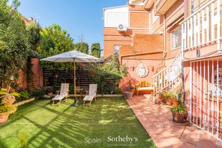 Casa aparellada  Calle andr�meda. Casa adosada en aravaca con posibilidades de ampliaci�n y jard�n