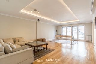 Location Appartement  Paseo de eduardo dato. Apartamento con tres dormitorios en almagro en alquiler
