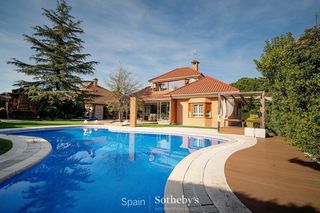 Affitto Casa in El Bosque. Casa con piscina y gimnasio en alquiler a las afueras