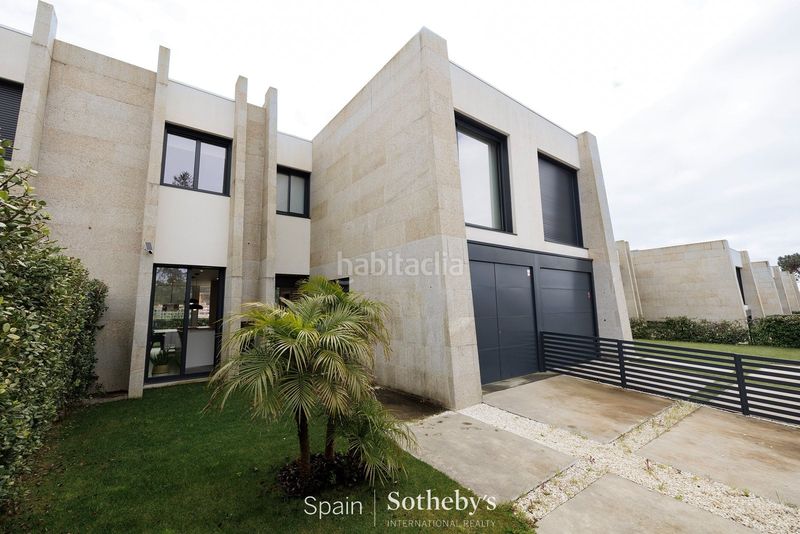 Foto 0443dc9a-cea2-4dc9-a270-323f992ce1d4. Casa aparellada amb aparcament piscina a Monte Porreiro Pontevedra