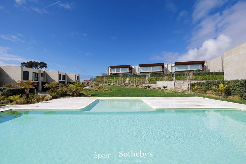 Foto 1bfdbfc1-45b6-4a1a-b538-d2ba11ee9c92. Casa aparellada amb aparcament piscina a Monte Porreiro Pontevedra