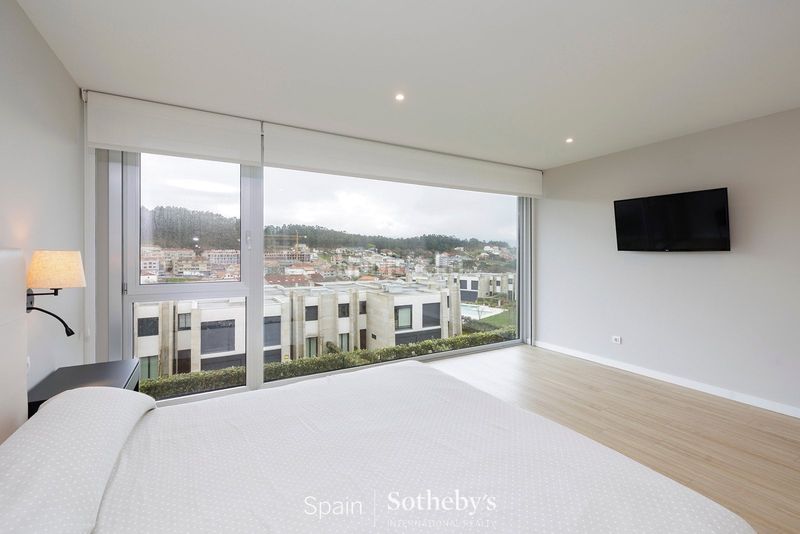 Foto 73d44ce1-1a53-4aa3-b65c-d400f010a558. Casa aparellada amb aparcament piscina a Monte Porreiro Pontevedra