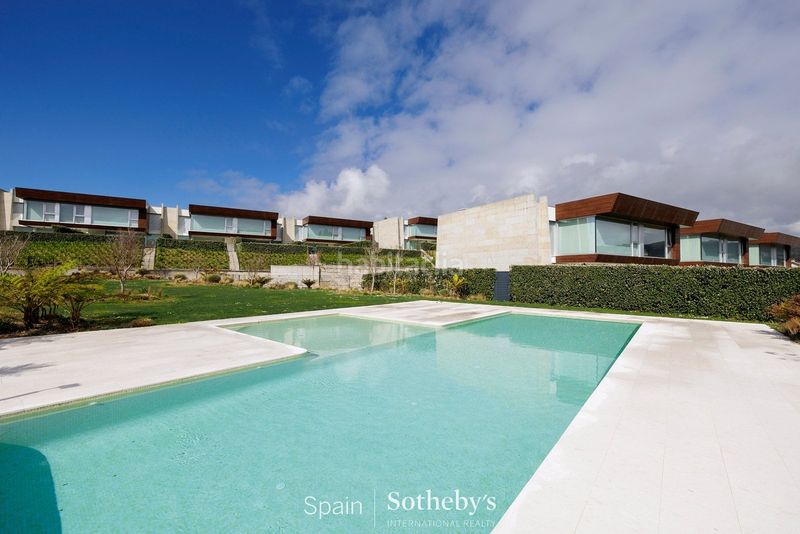 Foto d2e99fea-dddc-4516-8d29-c38ba152e010. Casa aparellada amb aparcament piscina a Monte Porreiro Pontevedra