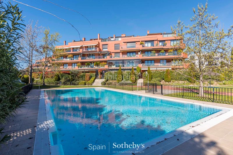 Foto 38bb78a7-843c-4dda-b90b-bd87c70418a0. Dúplex amb calefacció aparcament piscina a Prado de Somosaguas Pozuelo de Alarcón
