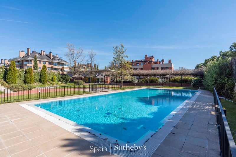 Foto 535b8581-f5f4-4e28-91c2-8ee303f41bcc. Dúplex amb calefacció aparcament piscina a Prado de Somosaguas Pozuelo de Alarcón
