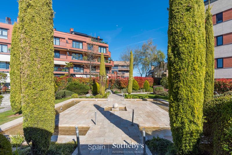 Foto 552c3356-f3de-4169-9587-37008c5b57dd. Dúplex amb calefacció aparcament piscina a Prado de Somosaguas Pozuelo de Alarcón