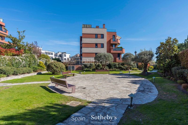 Foto c44302b5-85c3-4eff-a7dc-ac9436b2f718. Dúplex amb calefacció aparcament piscina a Prado de Somosaguas Pozuelo de Alarcón