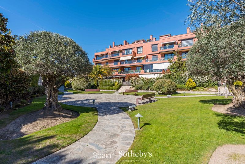 Foto f48b68a5-f4ef-437f-83b9-9c458eee37e2. Dúplex amb calefacció aparcament piscina a Prado de Somosaguas Pozuelo de Alarcón