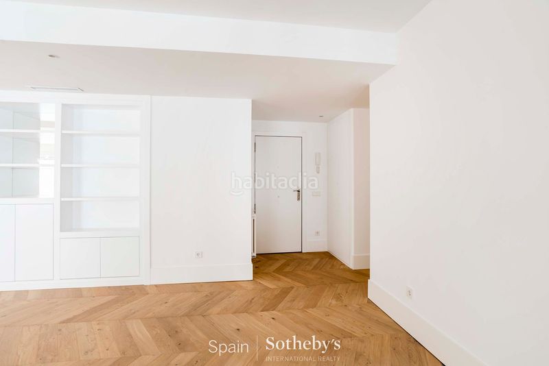 Foto f957e18f-a5a0-4d62-a6ae-4757ebb4c4bb. Apartament amb calefacció aparcament a Jerónimos Madrid