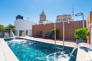 Apartament  Calle de las infantas. Piso de 3 habitaciones y piscina en madrid centro