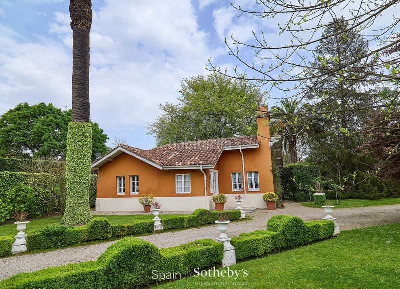 Foto 8524dbea-7d1c-4b93-92ed-8b5f22a8d89e. Casa amb calefacció aparcament a Somió Gijón