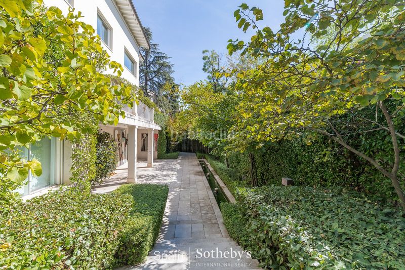 Foto 4b89731d-34cc-4f32-88eb-59260ec794c4. Casa amb calefacció aparcament piscina a El Viso Madrid