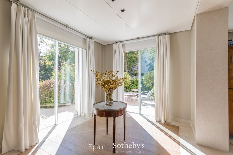 Foto 61cf82bc-6267-46ab-941a-f16e63fc20ae. Casa amb calefacció aparcament piscina a El Viso Madrid