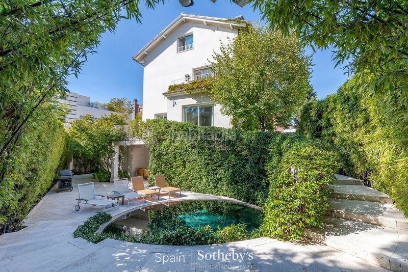 Foto 92f2fe3a-793b-48e1-beec-4bec258dc1f6. Casa amb calefacció aparcament piscina a El Viso Madrid