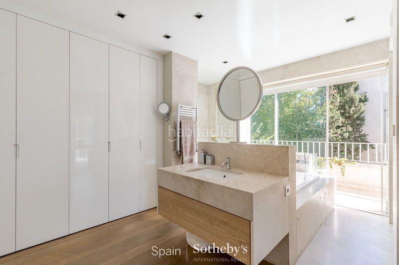 Foto aae5a5b4-fa53-4e3b-9e27-7583bc0b2e22. Casa amb calefacció aparcament piscina a El Viso Madrid