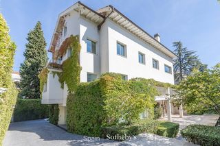 Haus  Francisco alcántara. Villa rodeada de naturaleza en el viso