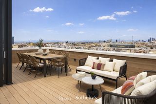 �tic  Calle de o'donnell. �tico reformado con terraza y piscina en el coraz�n de madrid