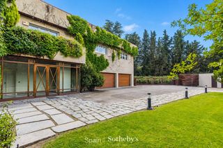 Rent House  Calle paradores. Chalet de lujo con jardín, piscina y spa en la florida