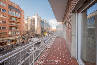 Apartament  Calle de diego de león. Vivienda de 3 habitaciones y 3 baños en el barrio de salamanca.