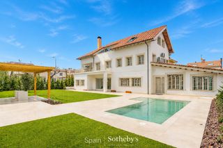 Affitto Casa in Hispanoamérica-Bernabéu. Alquiler de exclusivo chalet de 700 m con jardín y piscina en ch