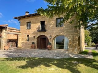 Wohngrundstück in Villalba de Rioja. Casa histórica con viñedo privado en el corazón de la rioja