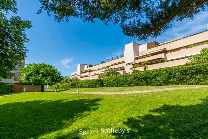 Foto 54784605-7874-4824-89ff-7bf64d26c40c. Apartament amb calefacció aparcament piscina a Encinar de los Reyes La Moraleja