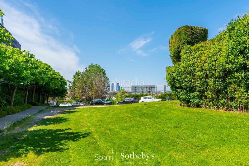 Foto 9b69f5f4-9869-485f-869e-21694c21fc6b. Apartament amb calefacció aparcament piscina a Encinar de los Reyes La Moraleja