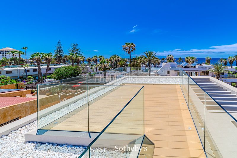 Foto 0102b4e5-56bd-47db-9779-6cca5685f597. Casa amb calefacció aparcament piscina a Playa de las Américas Arona