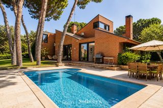 Casa  Calle del tulip�n. Propiedad unifamiliar de una planta en boadilla