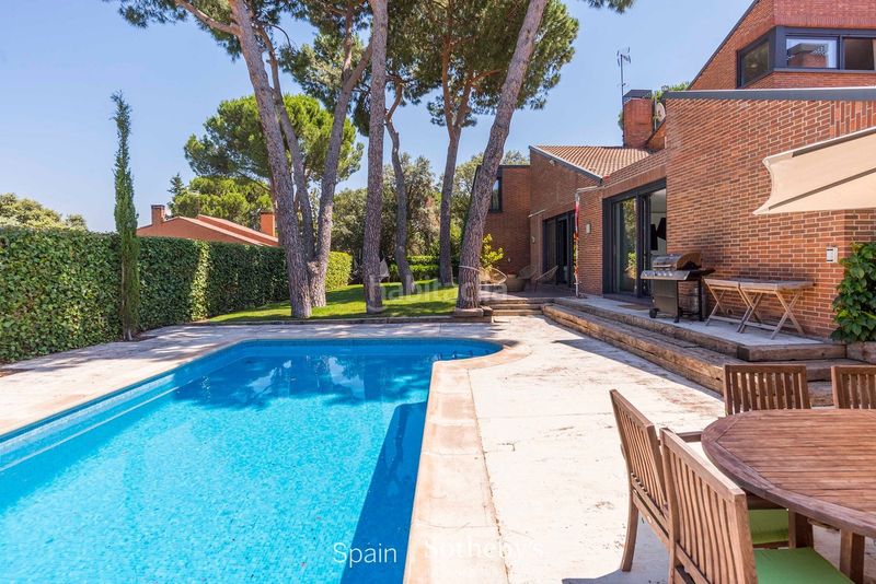 Foto 5f1273f8-7a75-4cc5-baff-391c9ad56a6c. Casa amb calefacció aparcament piscina a Valdepastores-Las Encinas Boadilla del Monte
